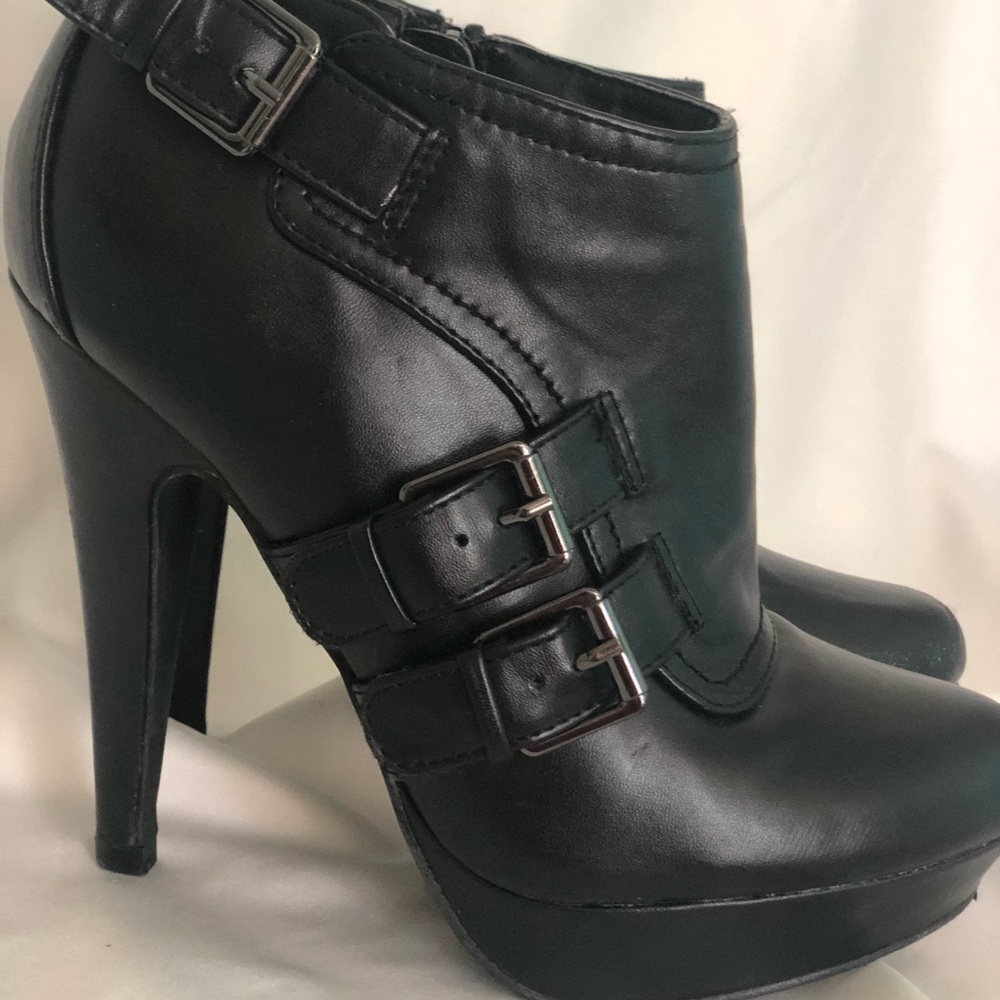 Guess boots